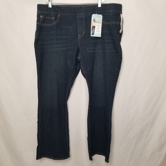 Levi's Denim - NWT Levis totally shaping boot cut Jeans